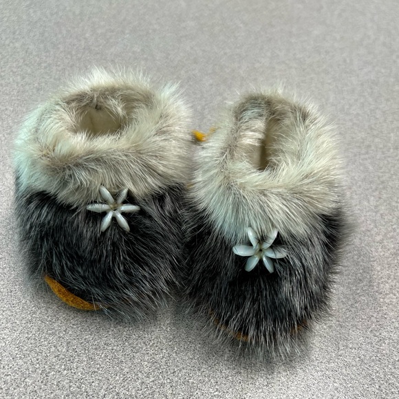 Seal Fur Snowflake Baby moccasins - Picture 8 of 9